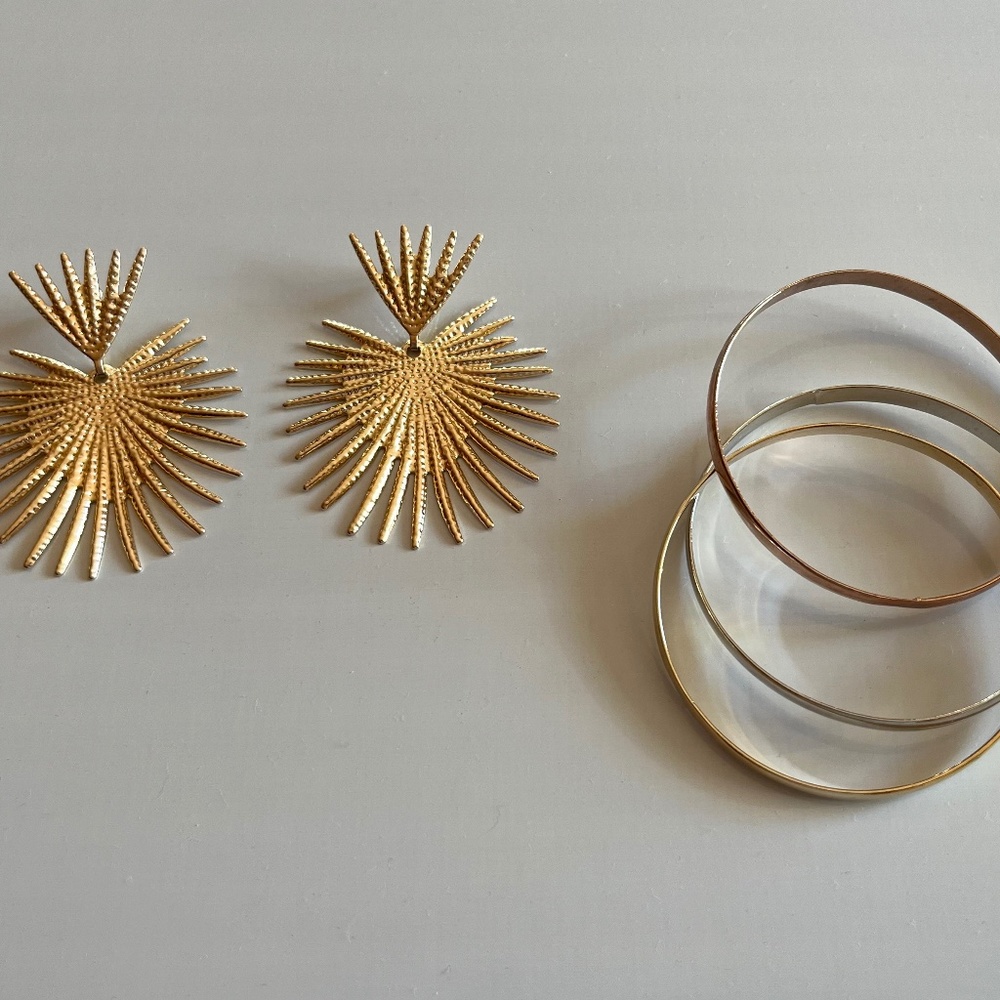 Lot of 2 Dangle Drop Post Earrings Gold Tone And Bangle 3 Tones Bracelet